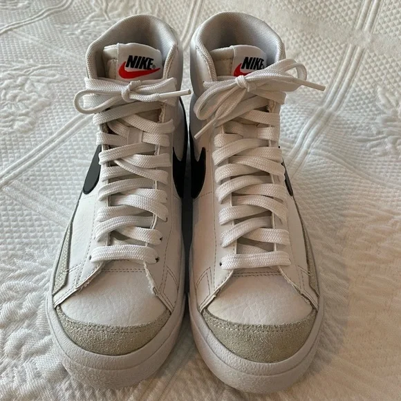 Nike Blazer Mid '77 High Top Sneakers Black/White 4.5Y/6W
Basketball Vintage - Picture 3 of 9